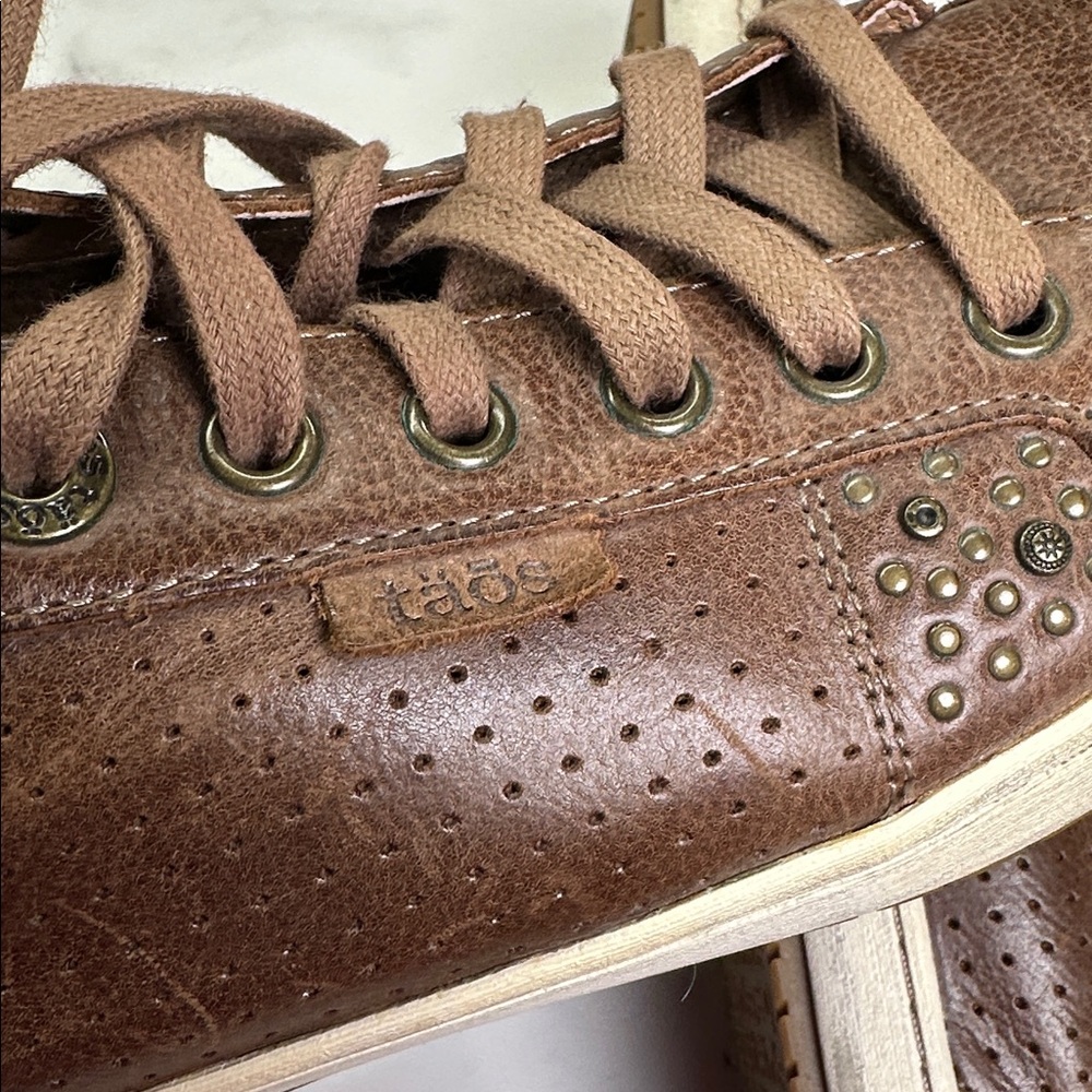 Taos Footwear Freedom Distressed Brown Leather Sneakers, Studded Accents, 8.5 - Picture 5 of 15